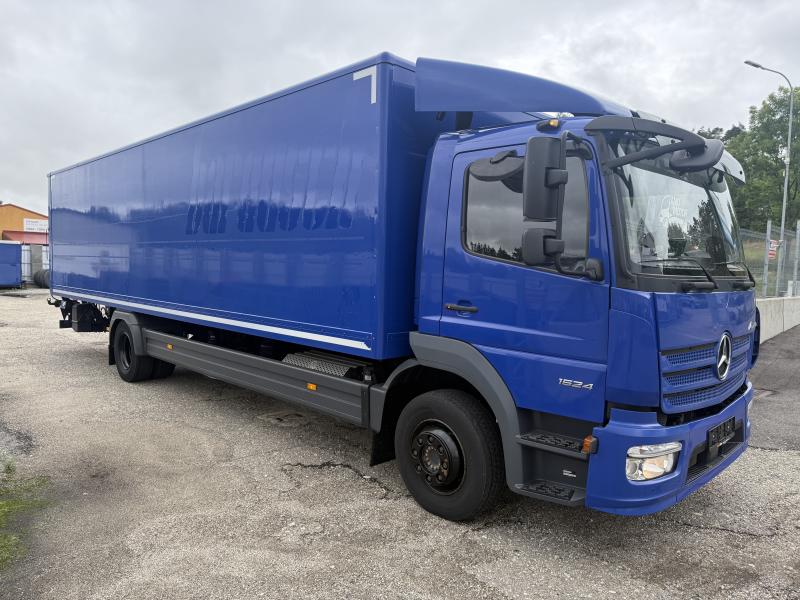 Mercedes-Benz 1524BL skříň 8670mm + čelo